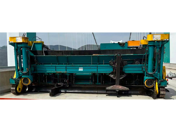 浇注式沥青摊铺机